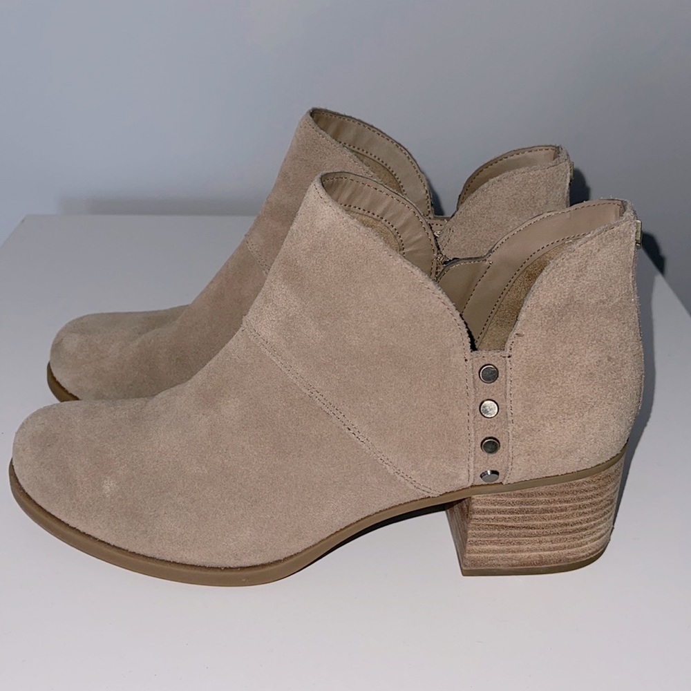 Like new! Suede zip up ankle boots!